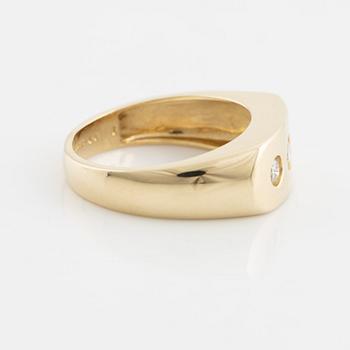 A 14K gold ring set with round brilliant-cut diamonds.