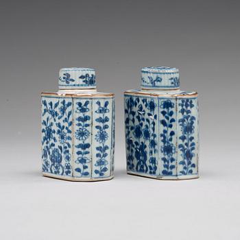 TEDOSOR med LOCK, ett par, porslin. Qingdynastin, Kangxi (1662-1722).