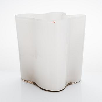 Alvar Aalto, maljakko, malli 3031 signeerattu Alvar Aalto. Signeerattu väärällä mallinumerolla. 1950-luku.