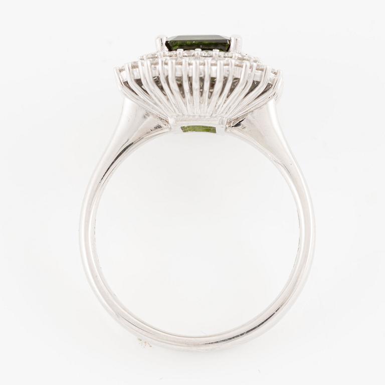 Ring in 18K gold with a green tourmaline and round brilliant-cut diamonds.