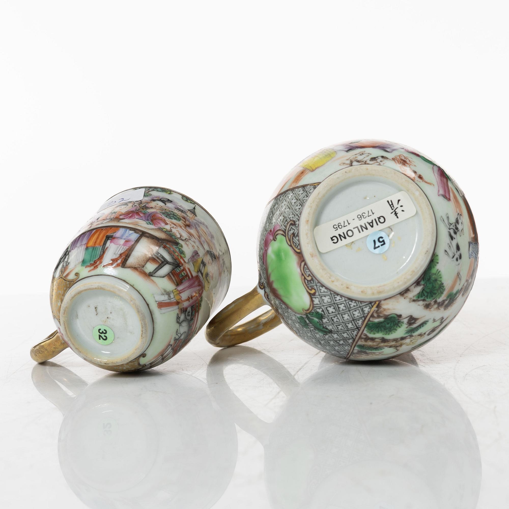 A Chinese export porcelain creamer with cover and two cups, Qing dynasty, 18th century.