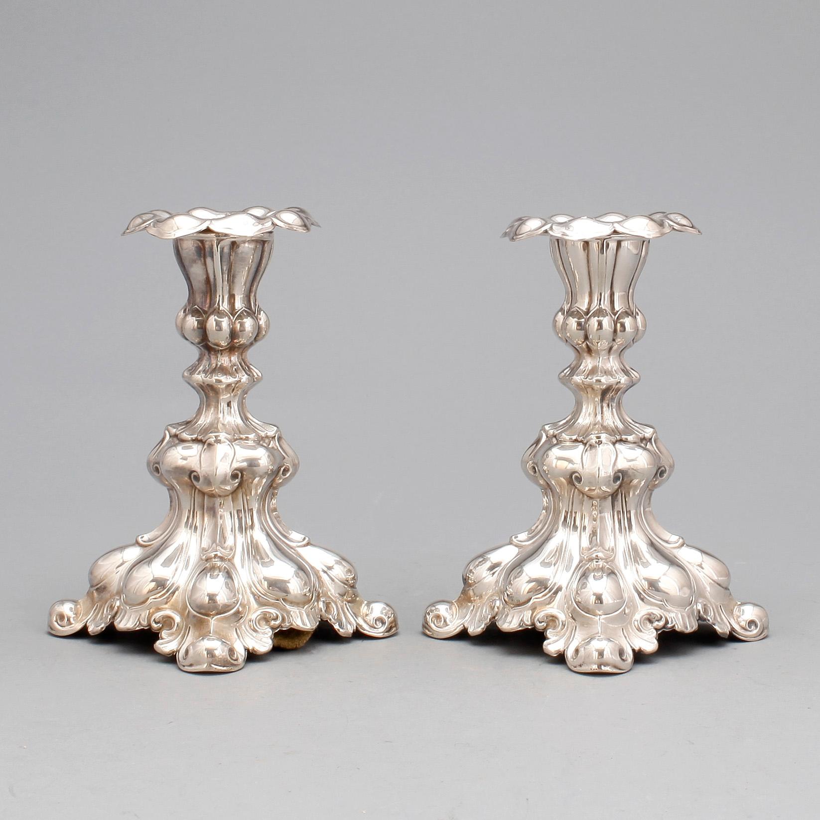 LJUSSTAKAR, ett par, silver, barockstil, CG Hallberg Stockholm 1946.