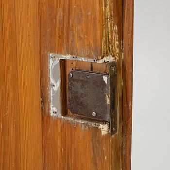 A pine cupboard, first part 19th century.