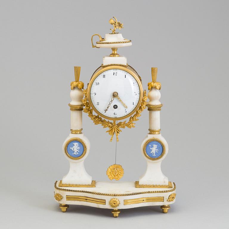 A MANTEL CLOCK, first half of the 19th century.