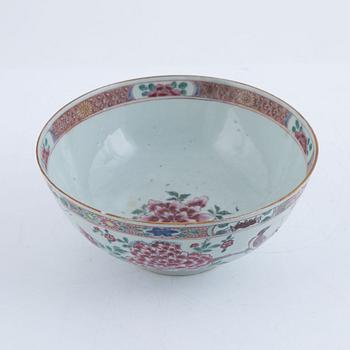 A Famille Rose bowl, export porcelain, China, Qianlong (1736-95).