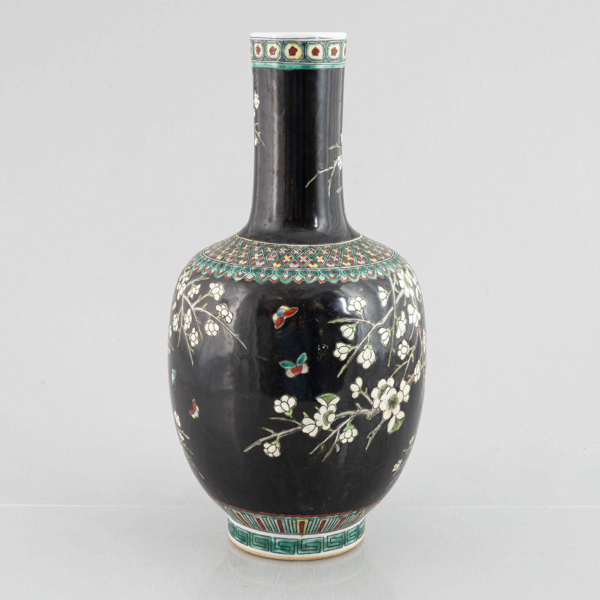 A Chinese famille noir porcelain vase, late Qing dynasty / early 20th century.