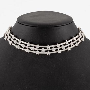 An 18K white gold necklace with round brilliant-cut diamonds.