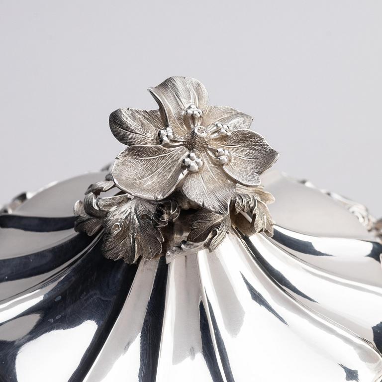 A Swedish 19th century silver sugar bowl with lid, marks of Gustaf Möllenborg, Stockholm 1843.