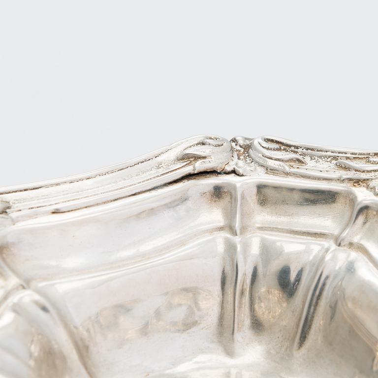 A silver sugar tong by Johan Warjus, and a silver salt cellar by Adolf Sper, St Petersburg 1856 and 1849.