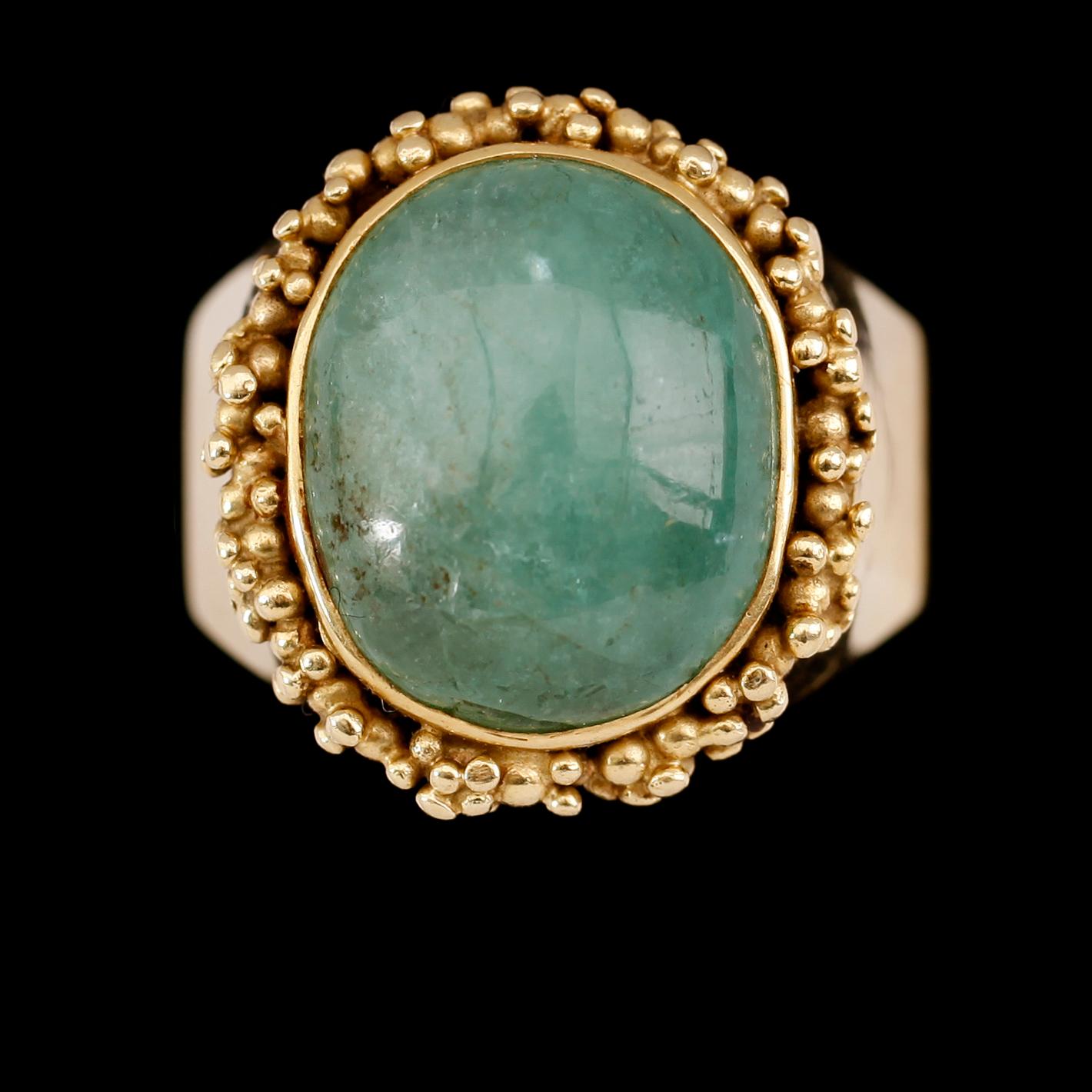 RING, 18 k guld, smaragd. Total vikt ca 27 g.