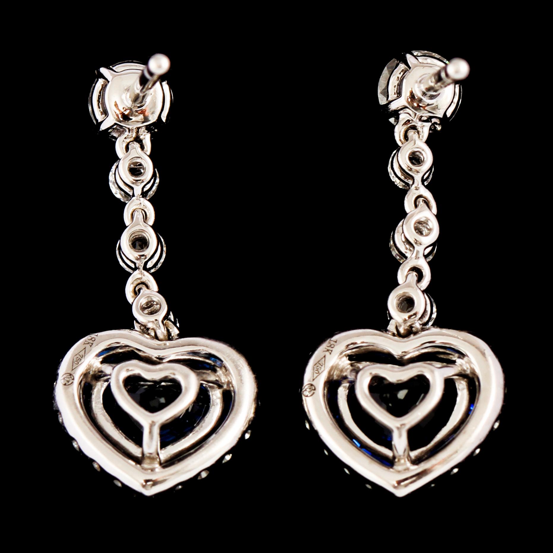 ÖRHÄNGEN, 18k vitguld med fasett och briljantslipade diamanter 0.67 ct och fasettslipade blå safirer, 1.92 ct. Vikt 3 g.