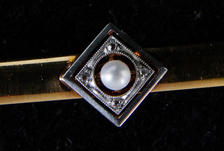 KRÅSNÅL, 20K guld med rosenstenar o sötvattenspärla. 1894.