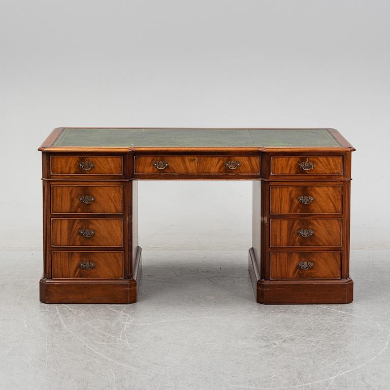 Skrivbord, engelskt, 1900-talets andra hälft, av Charles Barr.