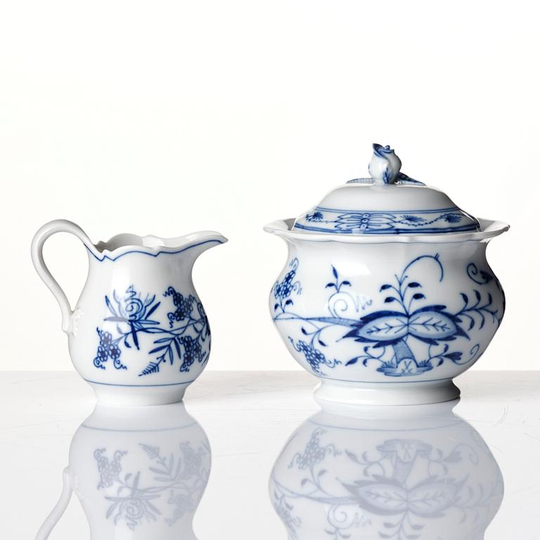 A coffeepot, sugarbowl, creamjug and a strainer, 'Zwiebelmuster', Meissen, Germany.