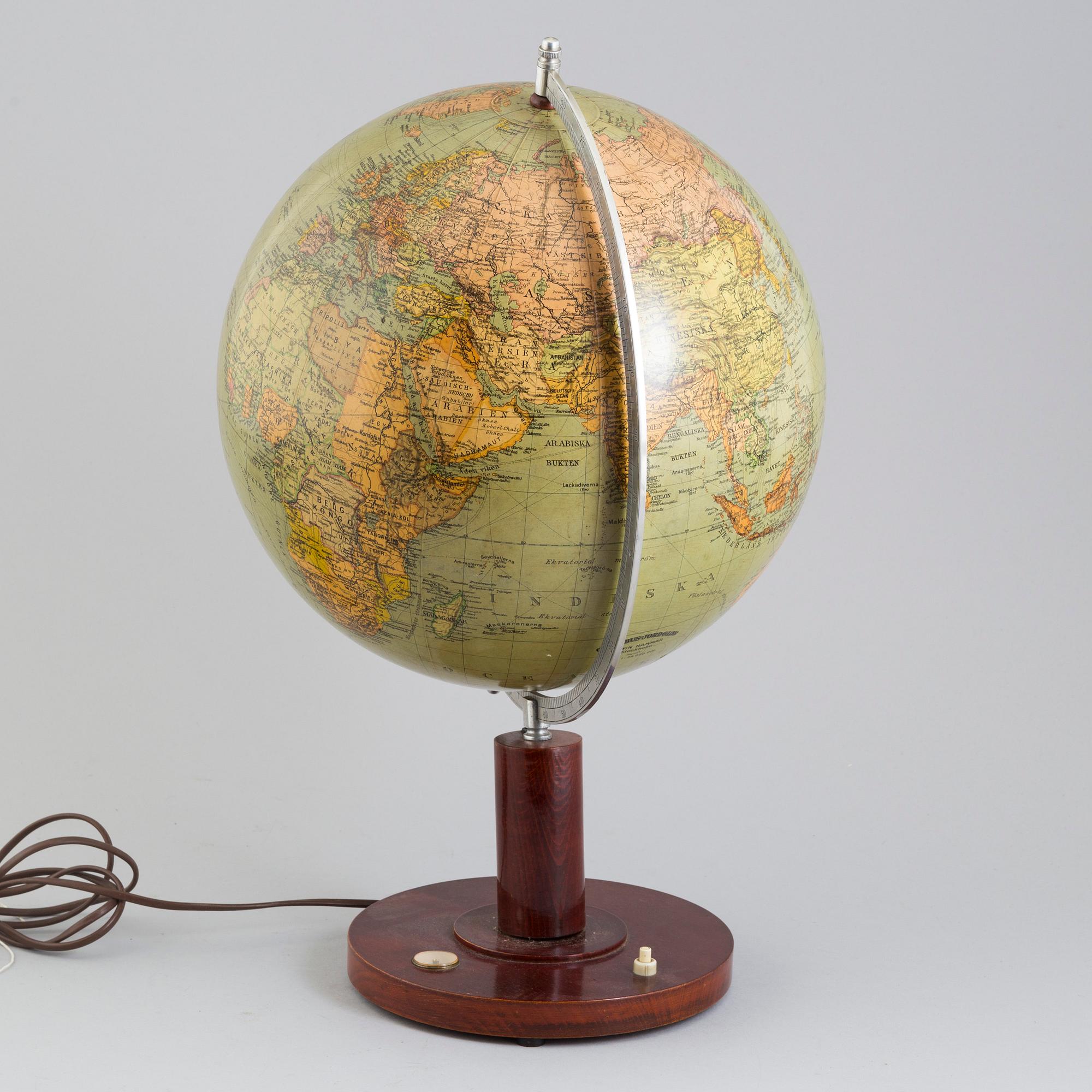 A mid 20th century lamp globe.