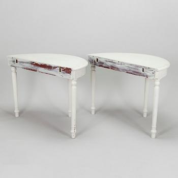 Matbord, sk. månbord, 1800-tal.