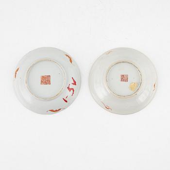 A Chinese jar with cover, two small saucers and a plate, porcelain.