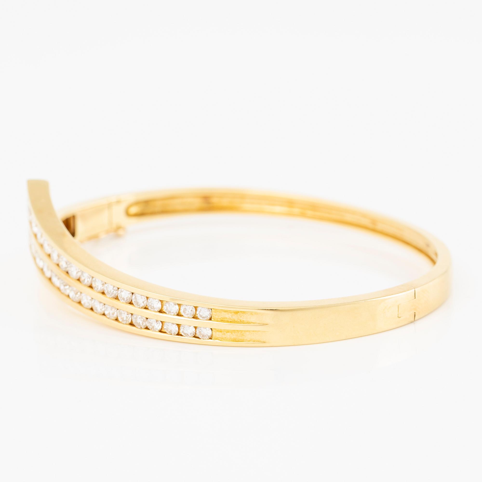 Bangle in 18K gold set with brilliant-cut diamonds.