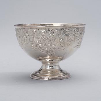 A BOWL, sterling silver, Henry Hutton Bourne, Birmingham 1901. Weight 124 g.
