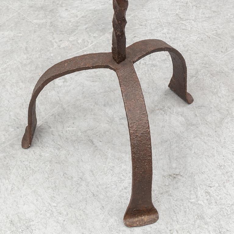 An iron floor candle holder, 17th/18th century.