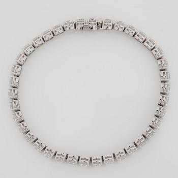 ARMBAND med briljantslipade diamanter totalt 12.05 ct. Kvalitet D-F/SI2. Alla stenar med certifikat.