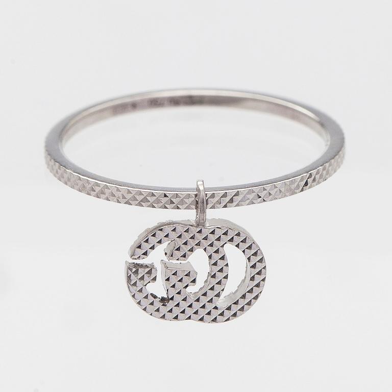 Gucci, sormus, "GG Running Charm", 18K valkokultaa ja timantteja.