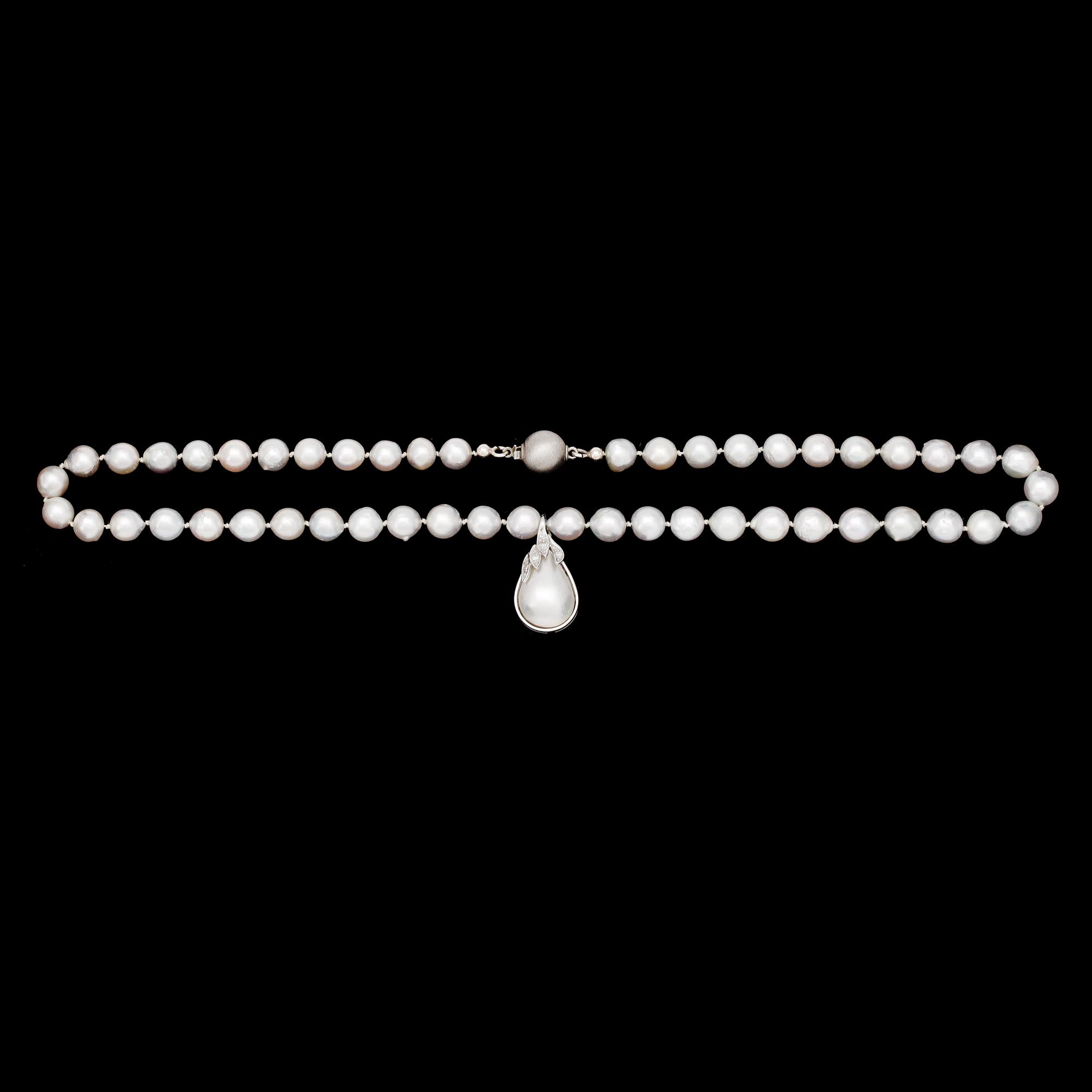 COLLIER, odlade japanska pärlor, mabepärla, smådiamanter och silverlås.