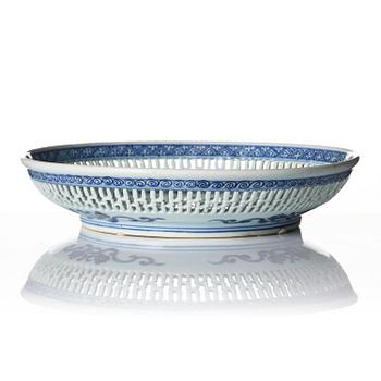 A Qianlong blue and white charger and a pair of famille rose dishes.