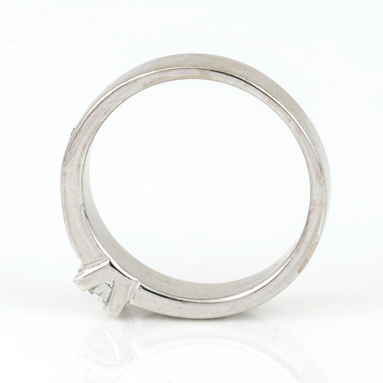 RING, 14K vitguld med briljantslipade diamanter, tot ca 0,51 ct. Vikt ca 4,59 g.