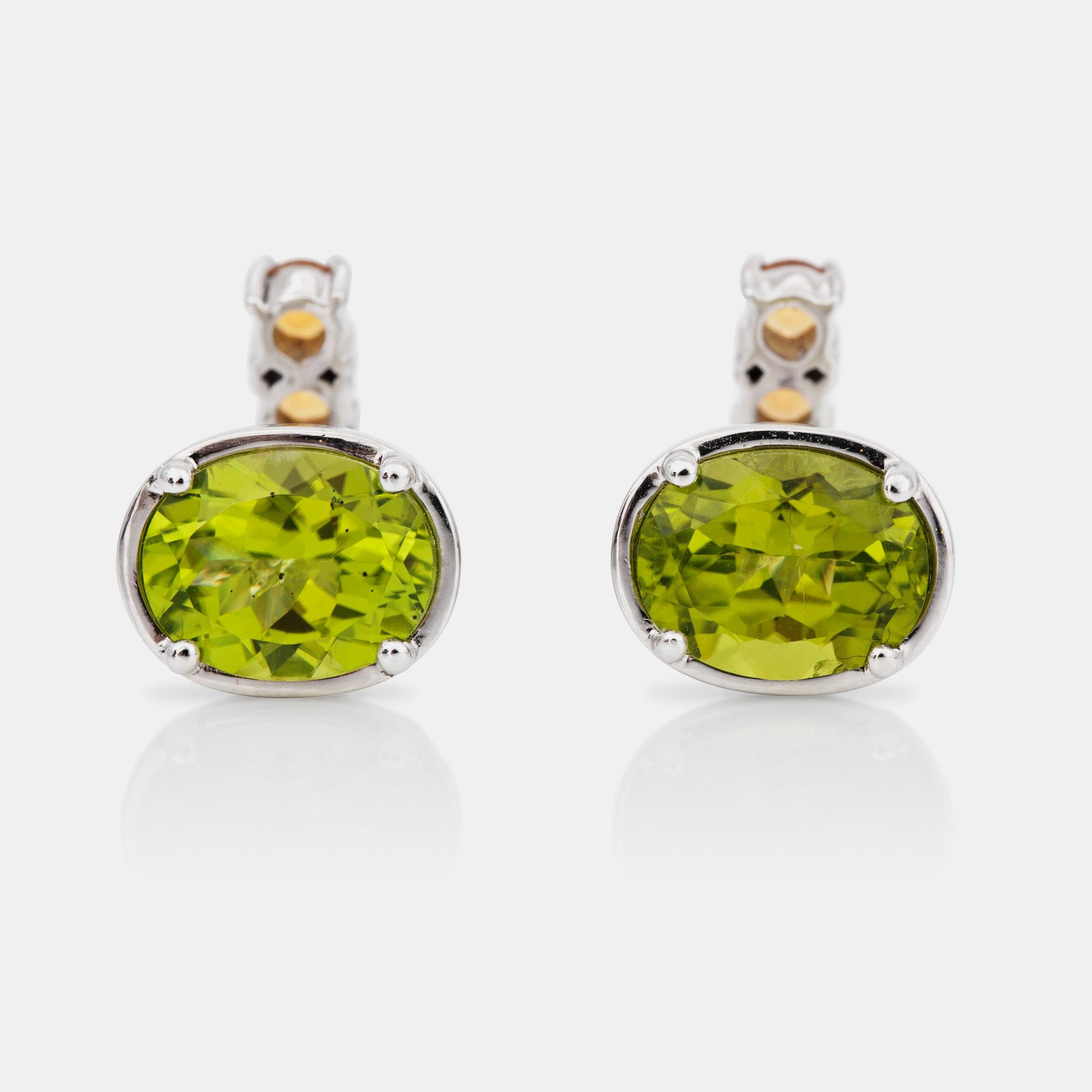 A pair of peridot and sapphire cufflinks. Peridots circa 6.10 cts and yellow sapphires circa 1.50 cts in total.