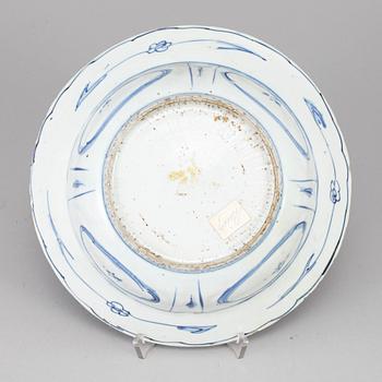 A blue and white kraak deep dish, Ming dynasty, Wanli (1572-1620).