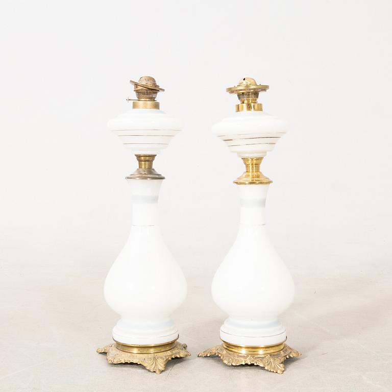 Bordsfotogenlampor ett par 1900-tal.