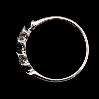 RING, 10K guld, diamanter tot ca 0.08 ct. och safirer. Total vikt ca 1,5 g.