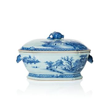 1080. A blue and white tureen with cover, Qing dynasty, Qianlong (1736-95).