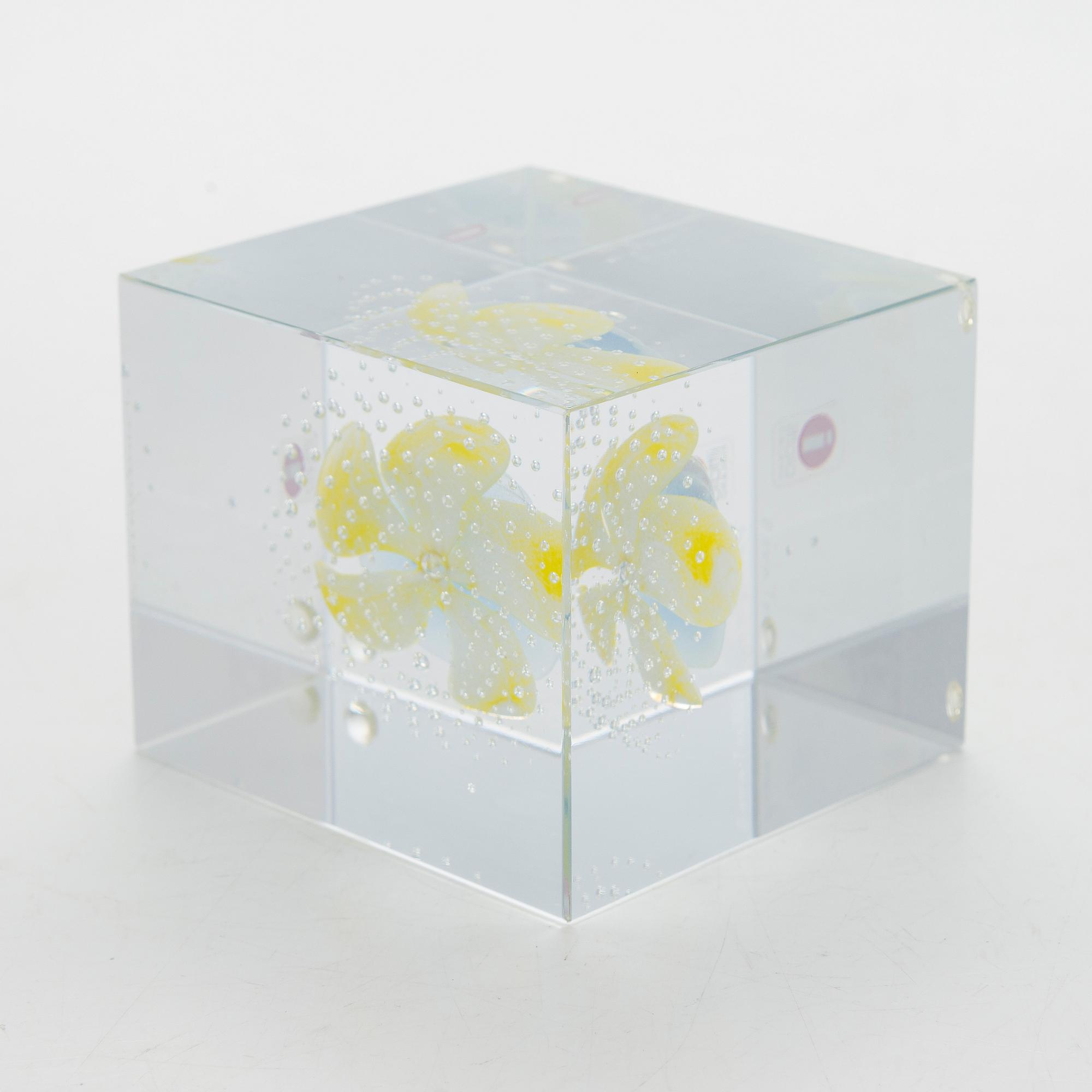 Oiva Toikka, annual glass cube 2000, signed Oiva Toikka Nuutajärvi 2000, 912/2000.