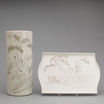 PENSELVAS SAMT BRICKA, porslin, Kina tidigt 1900-tal.