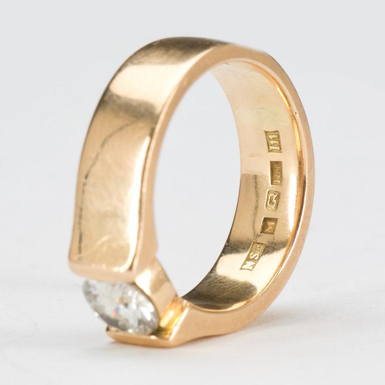 RING, 18 k guld med briljantslipad diamant ca 0,65 ct. Vikt ca 8 g.