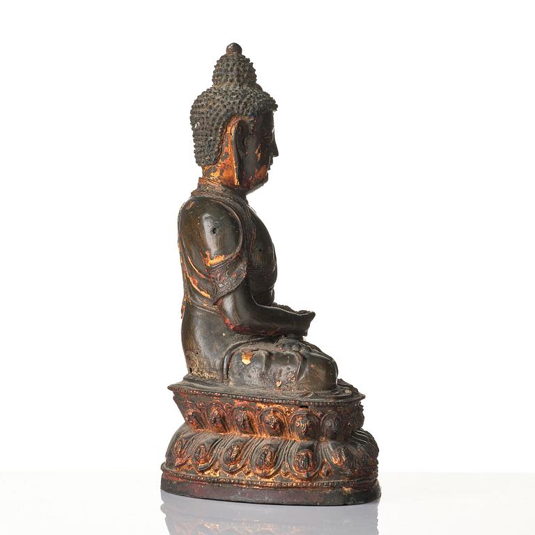 A large gilt lacquered figure of Buddha, Ming dynasty (1368-1644).