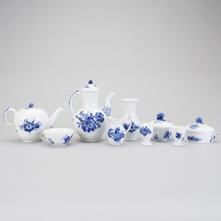 MATSERVIS, 116 delar, porslin, "Blå blomst", Royal Copenhagen.