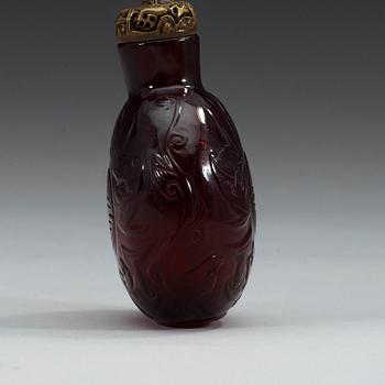 SNUSFLASKA med LOCK, rött pekinglas och brons. Kina, troligen omkring 1900.