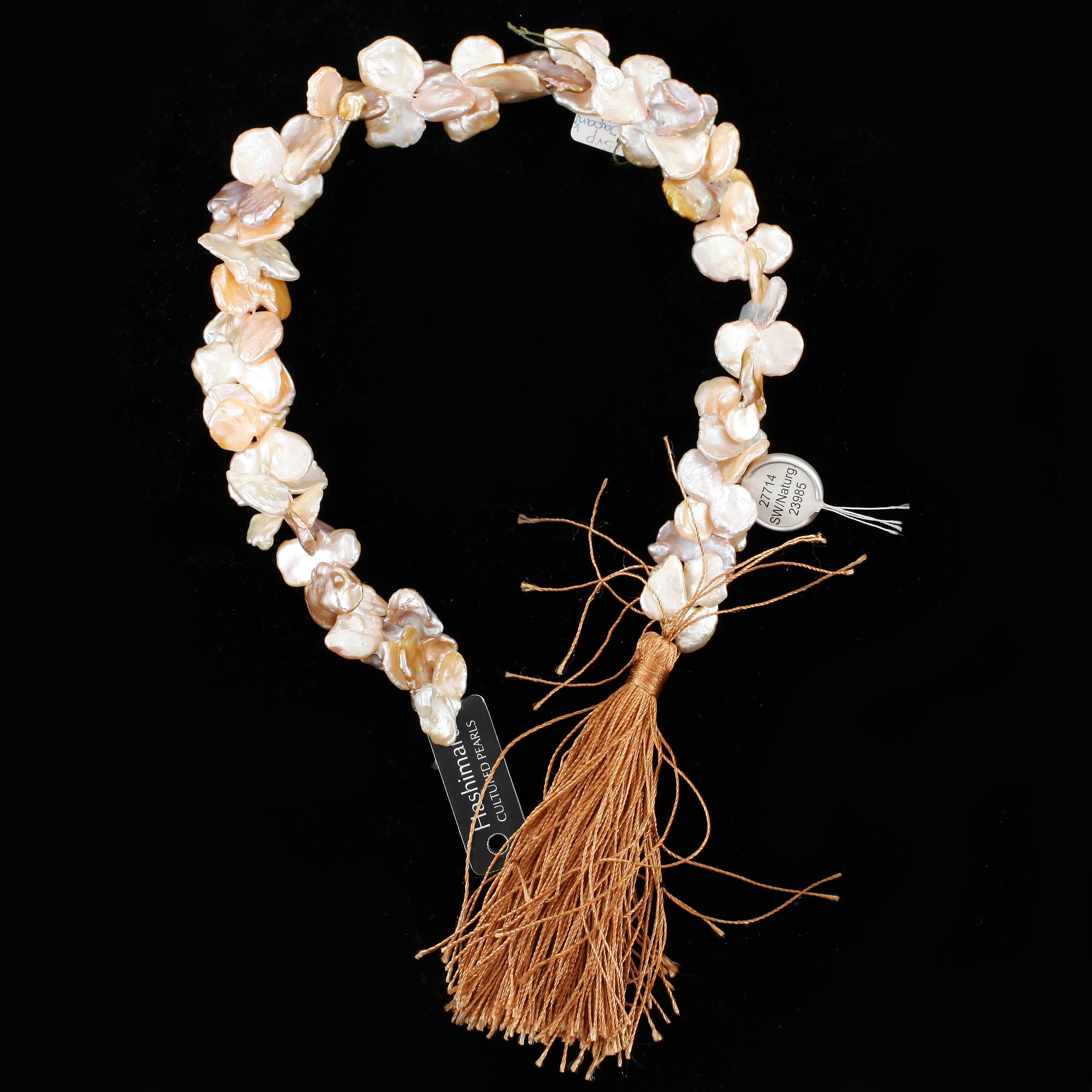 PARTI ODLADE PÄRLOR, 3 rader var av ett med 18k guldlås.