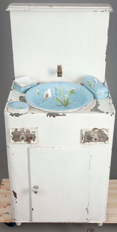 TVÄTTKOMMOD, målad plåt samt, SET MED TVÄTTATTIRALJER, 4 delar, porslin, Kuznetsov, 
Ryssland 1800-talets slut.