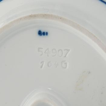 A set of 4 porcelain service pieces, "Onion pattern/Zwiebelmuster", Meissen and Teichert-Werke in Meissen, Germany.