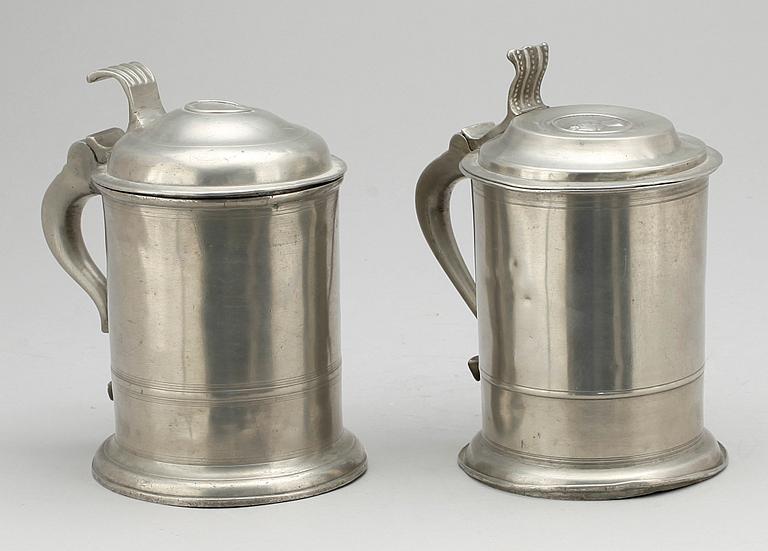 DRYCKESKANNOR, 2 st, tenn, bland annat Wilhelm Helleday, Stockholm, 1832.