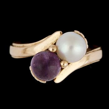 RING, 18k guld, pärla och ametist, Stigbert, Stockholm. 1956. Tot vikt ca 3 g.