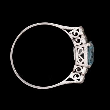 RING, 18k vitguld med akvamarin samt antikslipade diamanter, Hellström & Åhrling, Stockholm 1958. Vikt ca 4,2g.