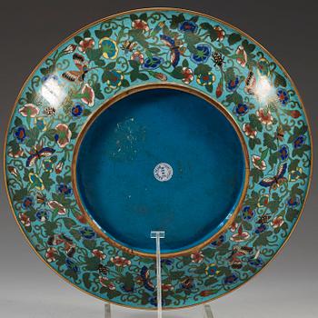 A cloisonné dish, late Qing dynasty (1644-1912).