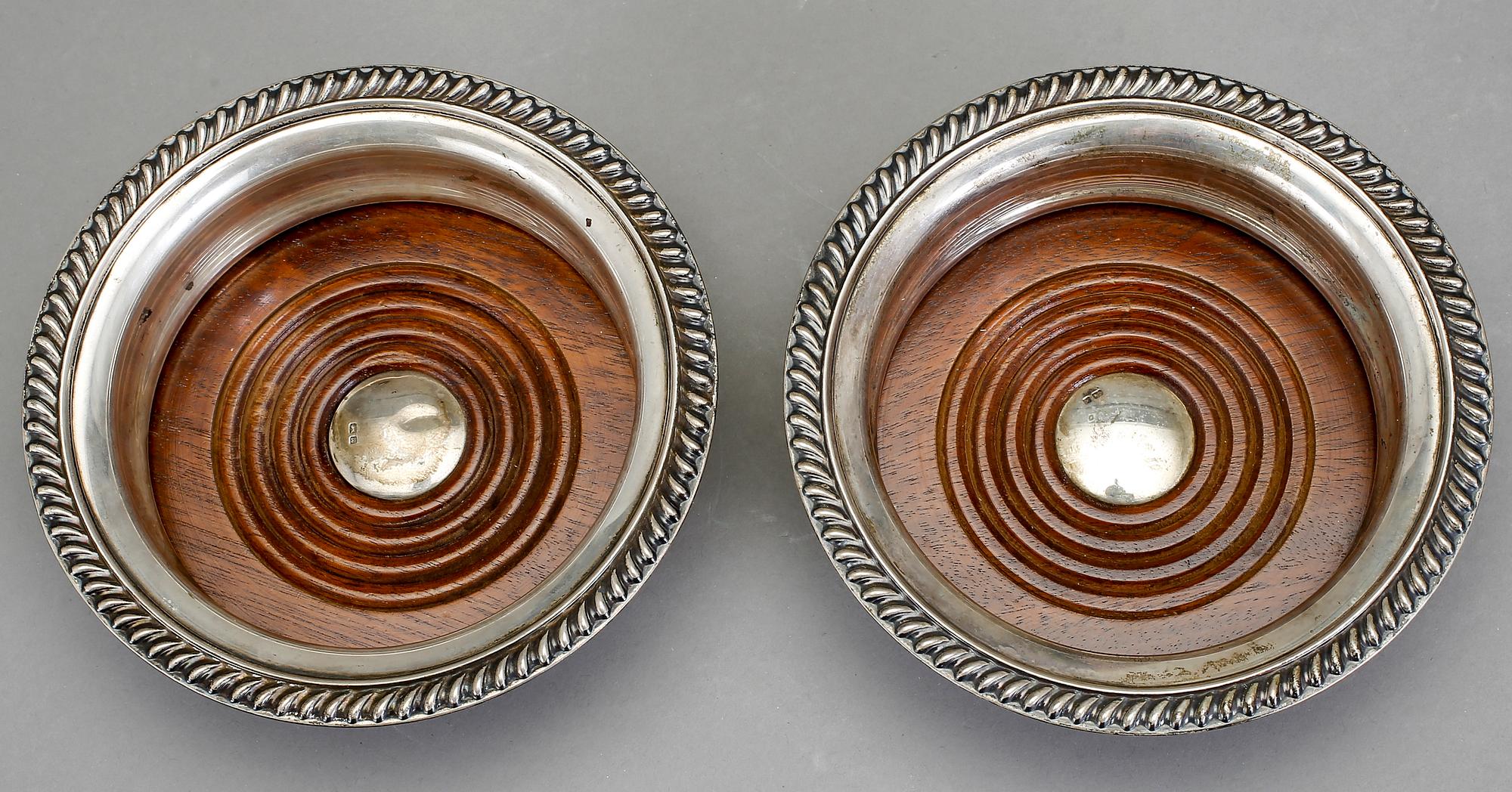 COASTERS, ett par. Silver. Mappin & Webb, Birmingham 1894.