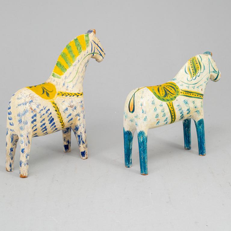 Five painted dalahästar, early 20th century.
