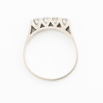 Ring, 18K vitguld med fyra briljantslipade diamanter.